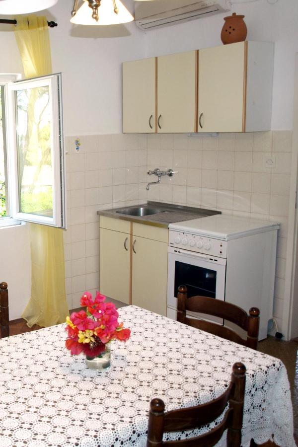 Apartman With A Parking Space Jelsa, Hvar - 8750